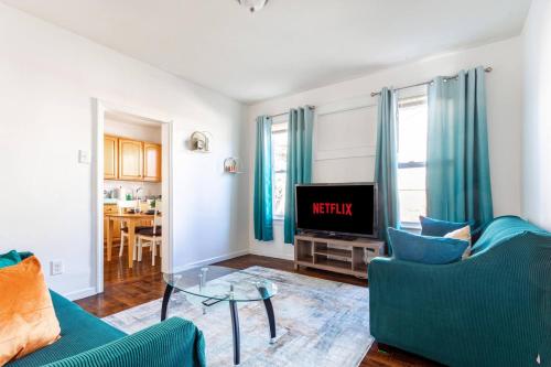 Family Urban: 2BR FREE Pkng Airport NYC Ease