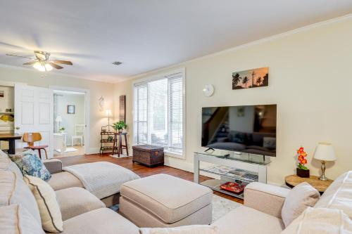St. Marys Chic: Porch Living & Total Walkability! in 聖瑪利 (GA)