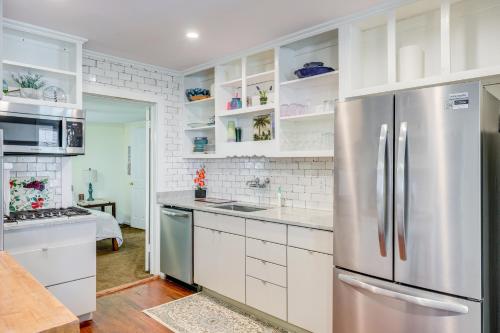 St. Marys Chic: Porch Living & Total Walkability! in 聖瑪利 (GA)