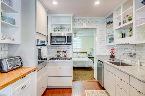 St. Marys Chic: Porch Living & Total Walkability! in 聖瑪利 (GA)