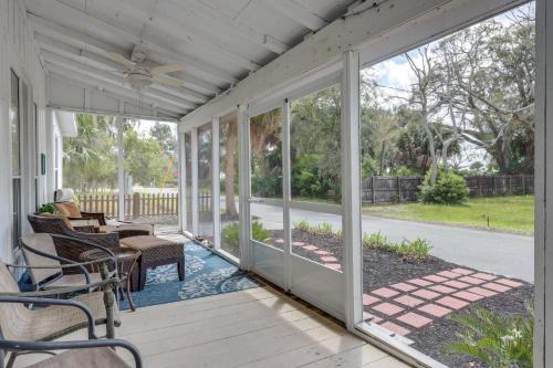 St. Marys Chic: Porch Living & Total Walkability! in 聖瑪利 (GA)
