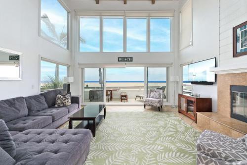 Spacious Oceanfront Home Near Newport Pier