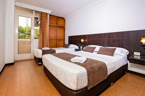 1 double bed, 1 twin bed