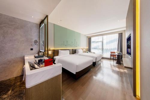 Superior Twin Room image 3