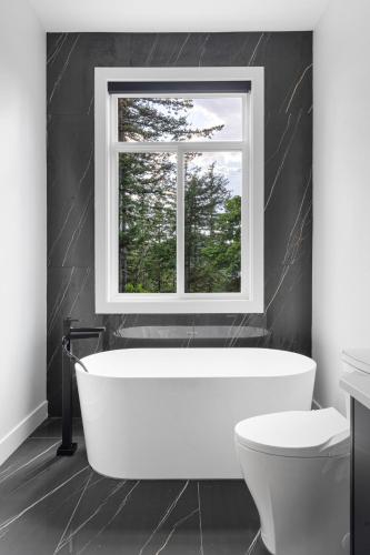 浴室, Stylish Retreat in Agassiz with Scenic Views in 哈里森米爾斯