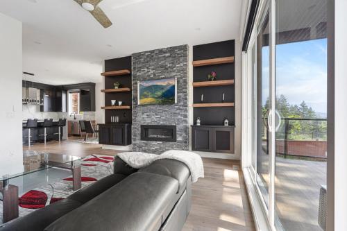 Stylish Retreat in Agassiz with Scenic Views in 哈里森米爾斯