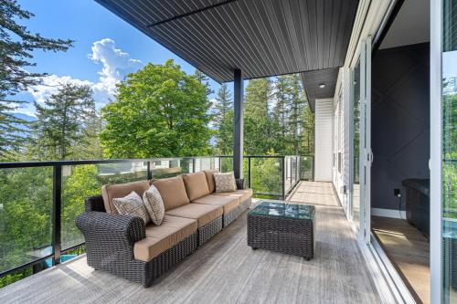 陽台/露台, Stylish Retreat in Agassiz with Scenic Views in 哈里森米爾斯