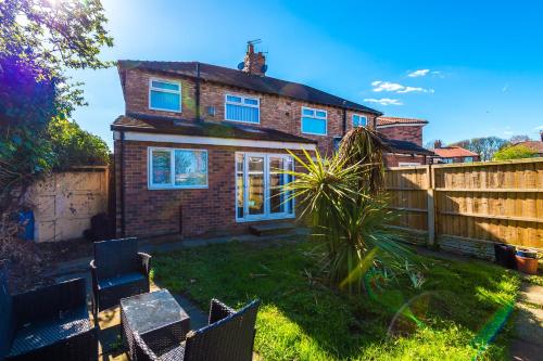 Charming Home in Merseyside, sleeps 7, Liverpool
