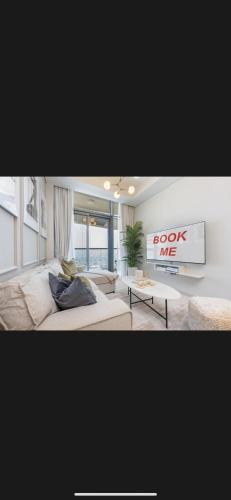 Modern 2 BDR Apartment in Business Bay, Ocean & Burj AlArab Stunning View, Dubaj
