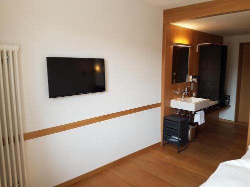 East-West Riverside Hotel Basel - image 3