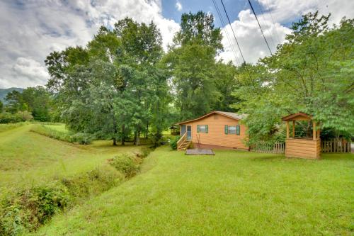Grand Murphy Cabin with Fire Pit and Game Room! in Murphy, USA