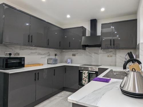 2 Ensuite Bedroom House Near Centre Free Parking in Hull Road