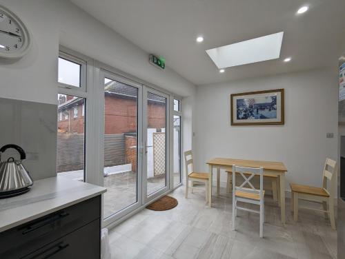 2 Ensuite Bedroom House Near Centre Free Parking in Hull Road