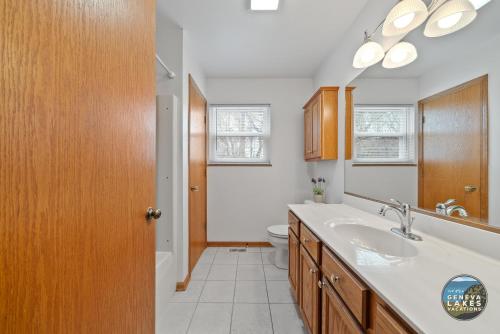 Big Blue Lakehouse - Shared Pier, Lake Mary Access, Stunning Lake Views, Grill, Firepit, Pool Table