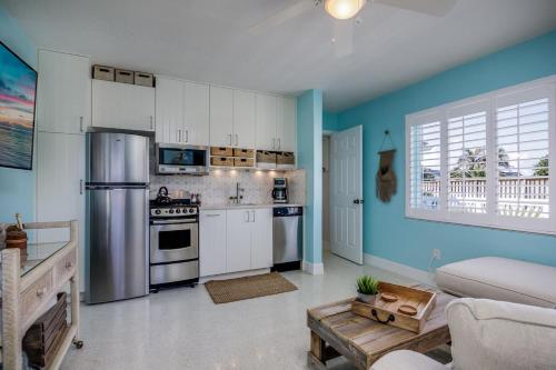 Castaway Cottage paradise at the beach! in 印第亞蘭提