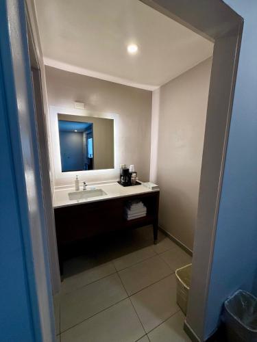Standard Queen Room image 5