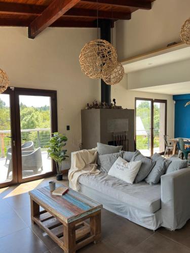 Casa soñada frente a las montañas