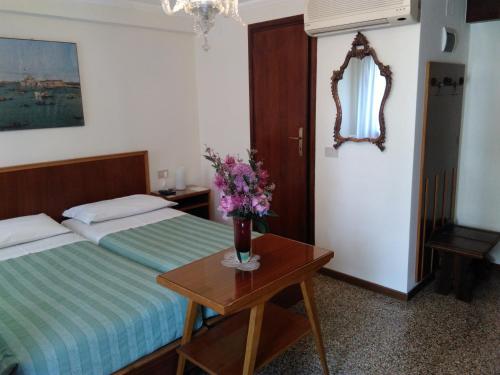 Albergo Al Gobbo Room Type - Basic Triple Room with Shower Albergo Al Gobbo Room Type - Basic Triple Room with Shower