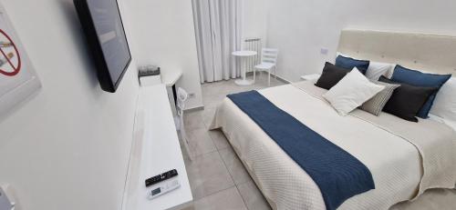 Exterior view of HG white