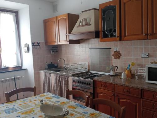 virtuve, La casa dei Viaggiatori, Intera casa, 4 Camere da letto, 9 posti in Bosio