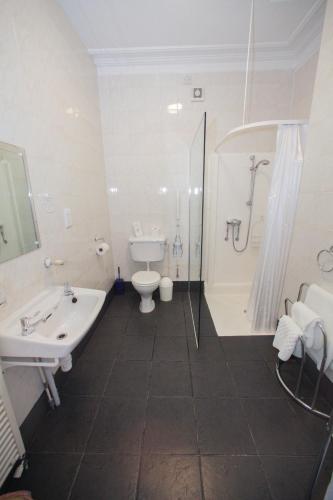 Tower House Executive Guest House Stop at Tower House Executive Guest House to discover the wonders of Pontefract. The hotel has everything you need for a comfortable stay. Free Wi-Fi in all rooms, car park, room service, laundry serv