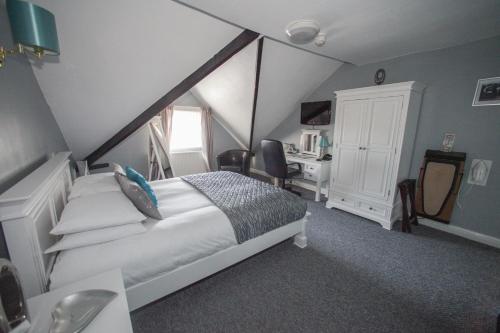  Double Room with Bath - Top Floor