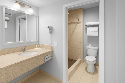 2 Queen Beds with Balcony image 5