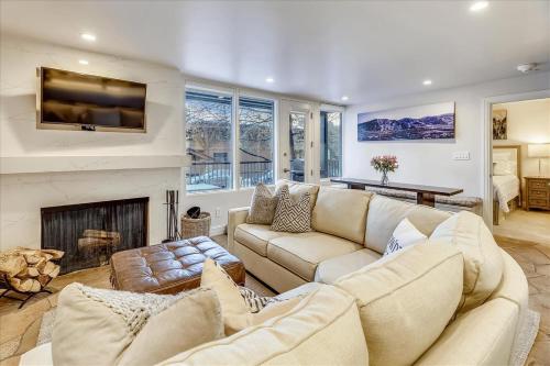 Stunning Ski In-Ski Out Condo with Pool & Hot Tub