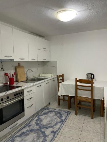 keuken, Hostel Xarba in Gjirokaster