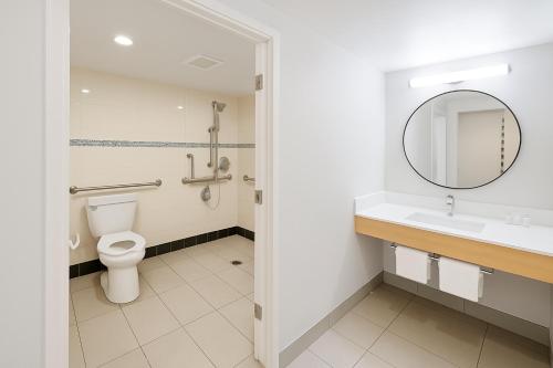 1 King Bed, Mobility Access image 4