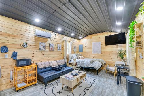 . Hot Tub, Fire Pit: Lake-View Catlettsburg Getaway!