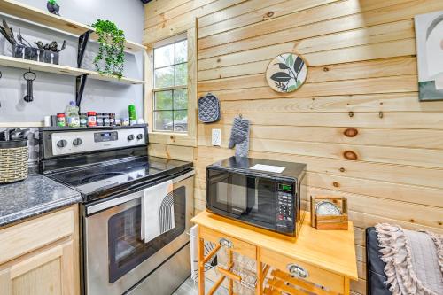 Hot Tub, Fire Pit Lake-View Catlettsburg Getaway! in Catlettsburg