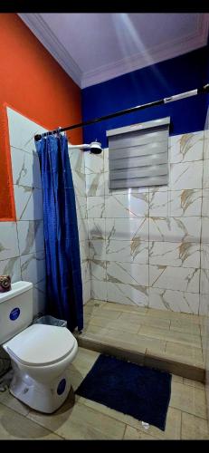 Mini Casa azul con generador electrico y parqueo in Puerto Barrios
