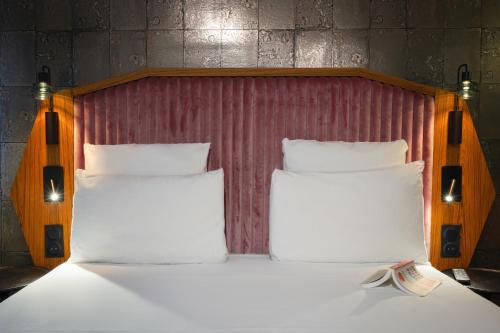 2 queen beds
