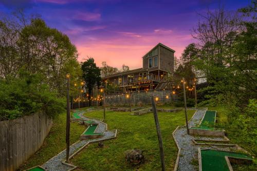 Hot Tub and Mini Golf Mtn-View Haven in Kodak!