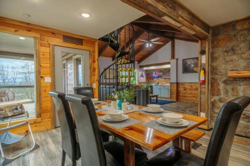 Kodak Family Cabin Game Room, Hot Tub and Mini Golf in Kodak, USA