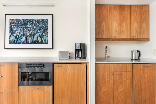 One-Bedroom Suite image 7