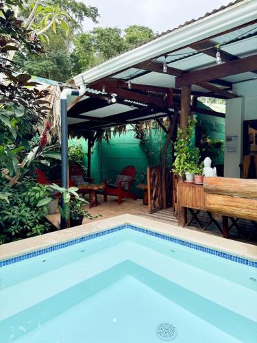 プエルト・ビエホ・デ・タラマンカ Colibri Ecolodge 3 minutes walk to beach and town 4つ星 ゲストハウス プール