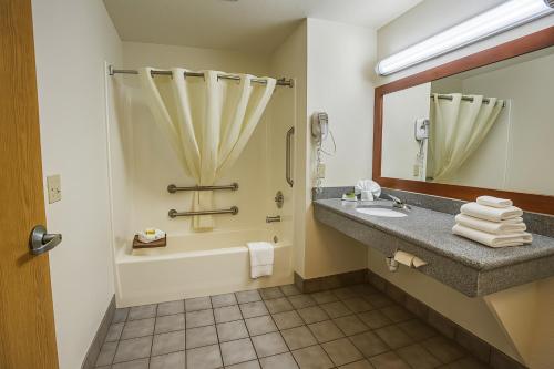 Creekside Inn & Suites - 화장실