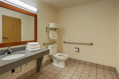 Creekside Inn & Suites - 화장실