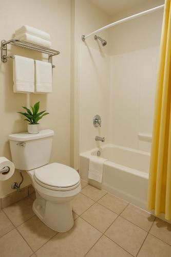 Creekside Inn & Suites - 화장실