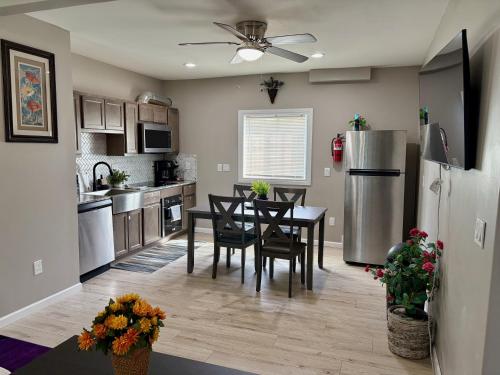 Nice and cozy whole house 25min to Niagara falls in 버팔로