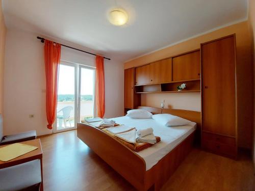 Apartments with parking space Palit, Rab - 24108 in ปาลิต