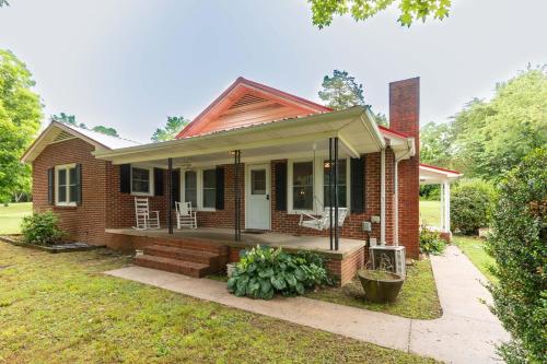 A szálláshely kívülről, Red Robin Retreat - Near Lake James, NC in Glen Alpine (NC)