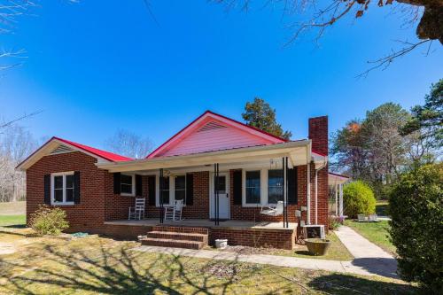 A szálláshely kívülről, Red Robin Retreat - Near Lake James, NC in Glen Alpine (NC)
