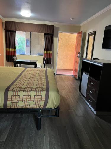 Rivera Inn & Suites Motel - image 10