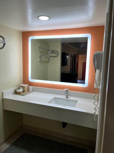 Rivera Inn & Suites Motel - image 5