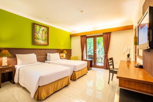 Deluxe Double or Twin Room with Balcony image 3