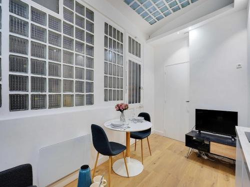 Apartment for 2 people in Bastille - image 4