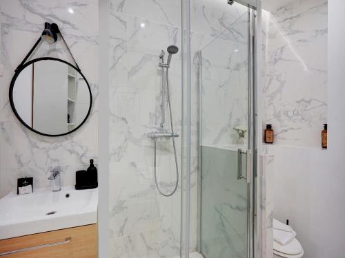 Apartment for 2 people in Bastille - image 7